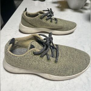 Women’s heather green Allbirds - wool runners, almost new!
